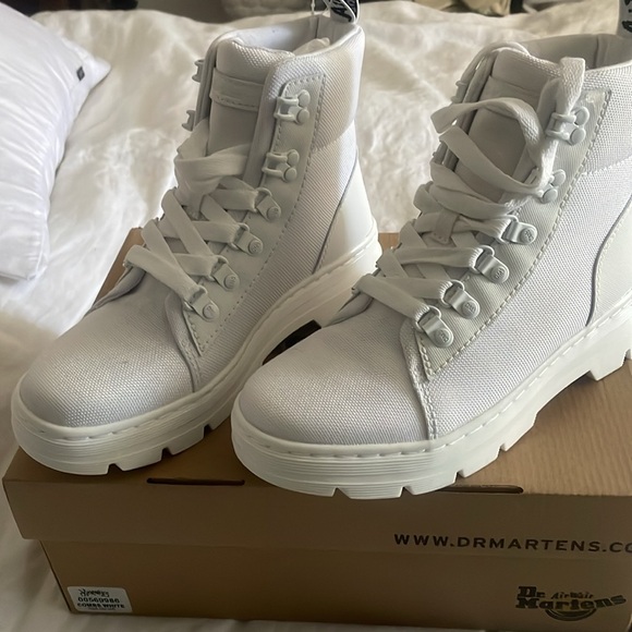 New in box Women’s Dr Martens Combs W White+White Combat Boots AW004 Size 6 US - Picture 2 of 6